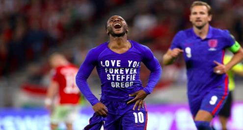 ساوثجيت سعيد بأسلوب سترلينج في الرد على العنصرية